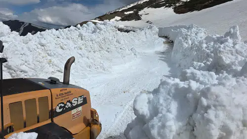 Artvin’de kar duvarları ekipleri zorluyor