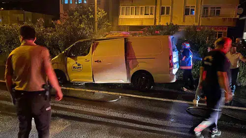 Sahil yolunda hareket halindeki otomobil küle döndü