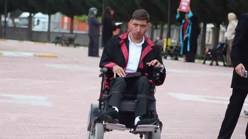 Tekerlekli sandalyesiyle üniversiteyi birincilikle bitirdi