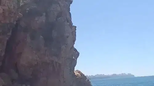 Antalya falezlerinde tehlikeli atlayış az kalsın canından ediyordu
