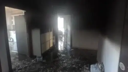 Diyarbakır'da klimadan sıçrayan kıvılcımlar evi bu hale getirdi