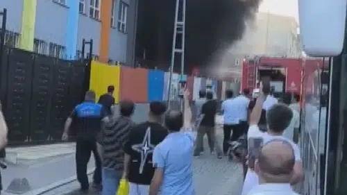Esenyurt’ta bir ilkokulda yangın paniği yaşanıyor