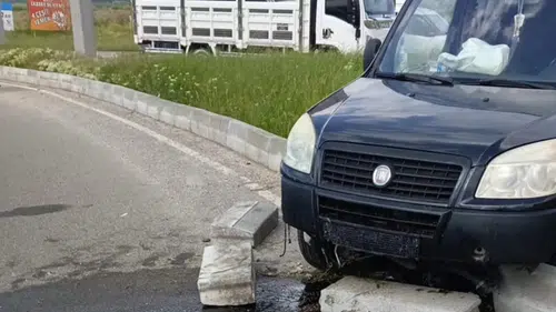 Bolu’da sürücünün kontrolünü kaybettiği araç refüje çarparak durabildi