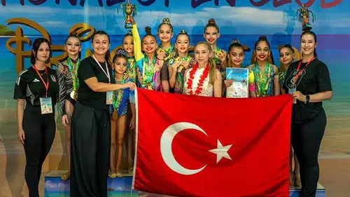 Bakü’den dönen Beşiktaşlı sporcular madalyaları topladı