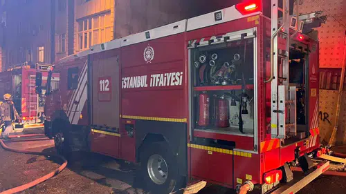 Esenler'de gece yarısı paniği Depo yangını binalara sıçradı