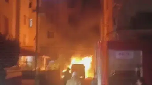 Reyhanlı'da park halindeki minibüs yanarak küle döndü