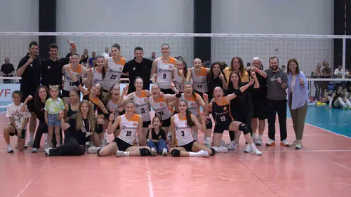 Eczacıbaşı yıldızları voleybolda rakiplerini devirip üçüncü kez zirveye yerleşti