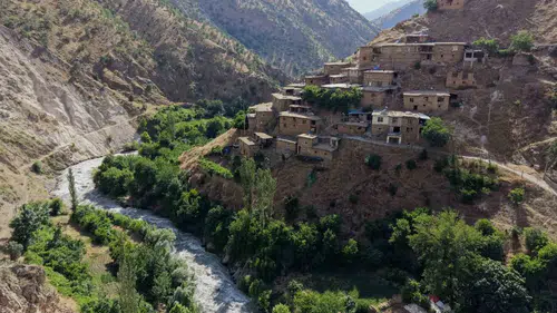 Bitlis Hizan’da zamanı durduran asırlık evler ve baraj manzarası
