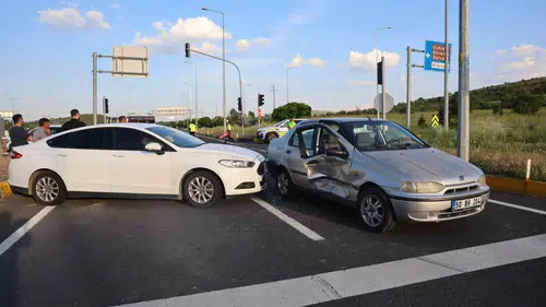 Nevşehir’de kavşakta zincirleme kaza 2 kişi yaralandı