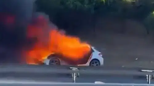 Avcılar TEM üzerinde yanan araç trafiği kilitledi