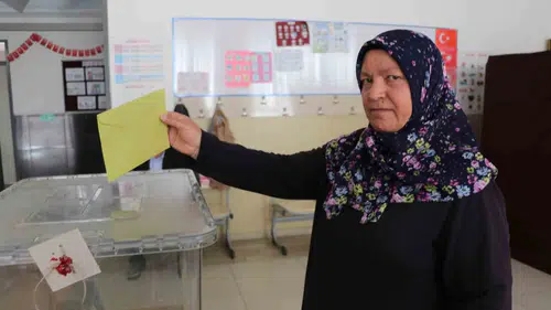 Sivas Aydoğan Mahallesi yeni muhtarını belirlemek için sandığa gitti