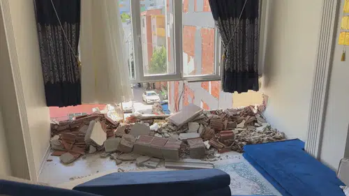 Esenyurt’ta kontrolsüz yıkım binayı yıktı
