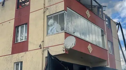 Kastamonu Kemerler köyünde bir binanın çatısı küle döndü