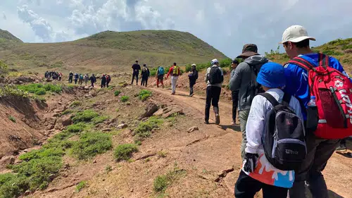 Tatvanlı doğaseverler Van Gölü için zirveye yürüdü