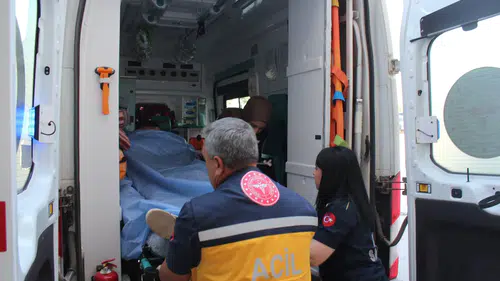 Aksarayda okul duvarından atlayan öğrenci tel örgülere takıldı