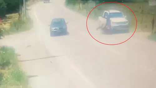 İnegöl yolunda tehlikeli sollama Motosikletli genç ağır yaralandı