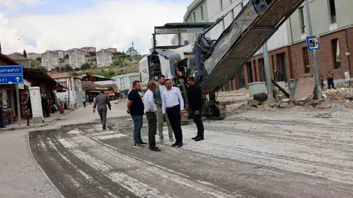 Akçadağ’da yeni yaşam alanları için asfalt ve altyapı mesaisi