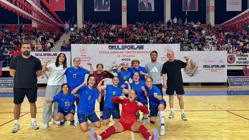 Asiye Ağaoğlu’nun kızları futsalda üst üste üçüncü kez zirvede