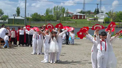Arpaçay’da minik öğrencilerin karne heyecanı ve yıl sonu gururu