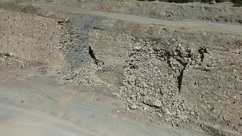 Eskişehir Sarıcakaya yolunda istinat duvarı çöktü