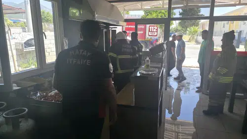 Hatay Hassa’da bir döner dükkanı alevlere teslim oldu