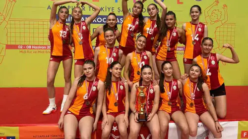 Galatasaray Midi Kız Voleybol Takımı Türkiye üçüncülüğüne ulaştı