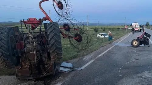 Afyonkarahisar’da otomobil traktörü ikiye böldü
