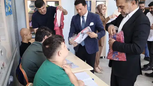 Veysi Duyan özel öğrencilere forma dağıttı