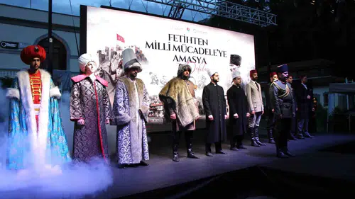Amasya tarihini bin yıllık kıyafetlerle podyuma taşıdı