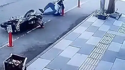 Elazığ’da motosiklet kazası saniye saniye görüntülendi