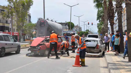 Mersin Silifke yolunda üç araç birbirine girdi