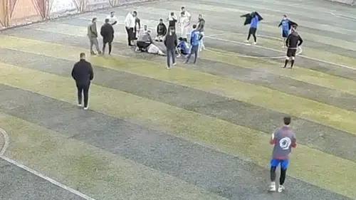 Halı sahada ölümden döndü Antrenörün hızlı müdahalesi hayat kurtardı