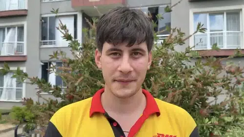 Sürmene'de boruya sıkışan yavru kedi iki arkadaşın çabasıyla kurtuldu