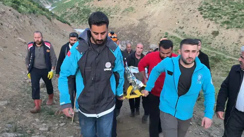 Yüksekova dağlarında mahsur kalan köylüyü ekipler kurtardı