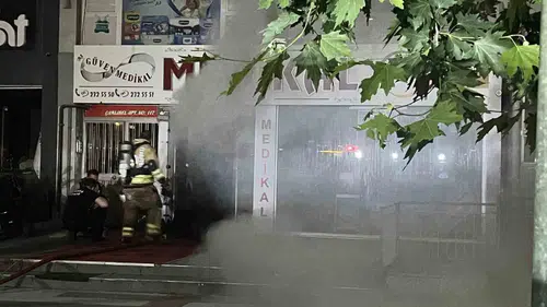 Manisa'da bir iş yerini saran dumanlar apartmanı ayağa kaldırdı