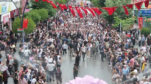 Isparta gül mevsimini dev kortejle kutladı