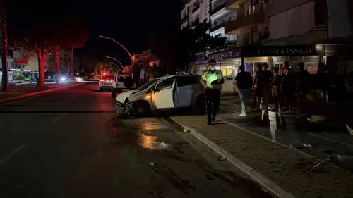 Gazipaşa’da kontrolden çıkan araç direği devirip kaçtı
