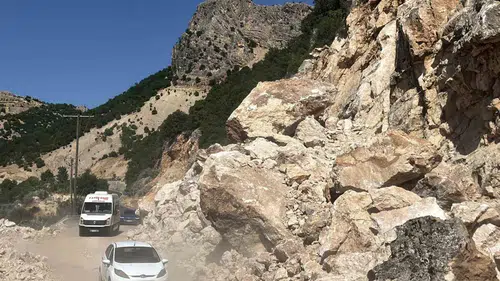 Adıyaman-Çelikhan yolunda dev kaya parçaları trafiği kesti
