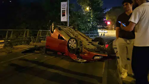 İstanbul Şişli'de alkollü sürücü köpeğe çarpmamak isterken takla attı