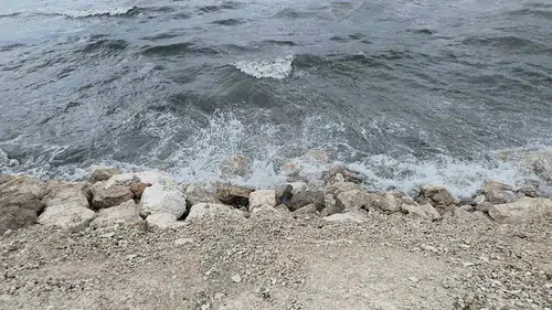Van Gölü kıyılarında rüzgarın yarattığı dev dalgalar sahili vurdu