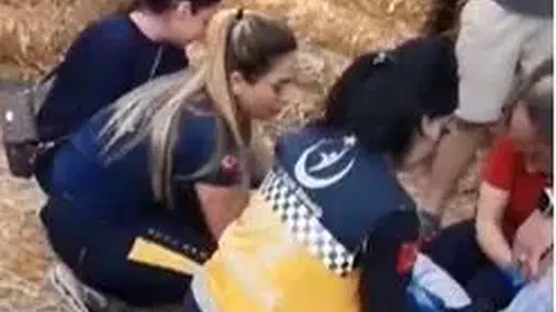 Aydın’da bir tonluk saman balyası yoldaki vatandaşın üzerine devrildi
