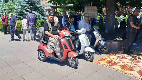 Erzurum’da cami avlusunda akülü araçlı namaz