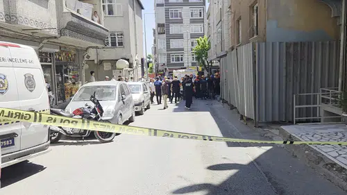 Küçükçekmece'de yıkım sırasında bina çöktü 3 işçi yaralandı