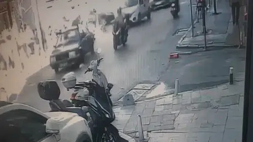 Kağıthane’de motosikletin otomobile çarptığı o anlar kamerada