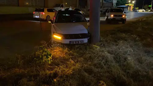 İnegöl’de direğe çarpan otomobilin genç sürücüsü hafif yaralandı