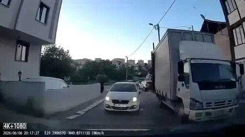 Pendik’te yol verme kavgası Aracım bozuldu diyerek trafiği kilitledi