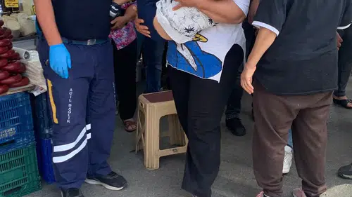 Pazarda bebek arabasında oturan çocuğa yorgun mermi isabet etti