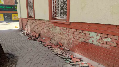 Eskişehir’de cami duvarı döküldü kaldırım tehlike saçıyor