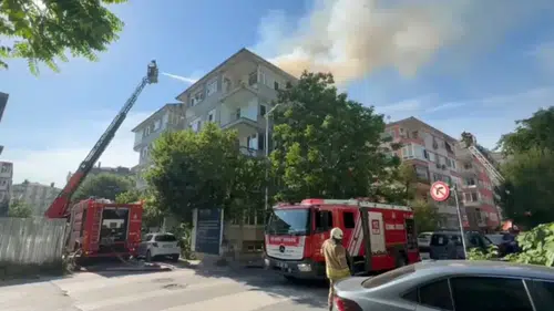 Bakırköy’de apartman çatısında çıkan yangın paniğe yol açtı