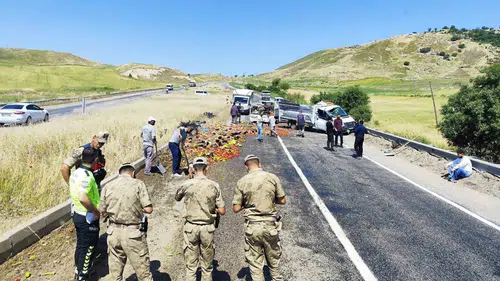 Silvan yolunda sebze saçılan kaza trafiği durdurdu